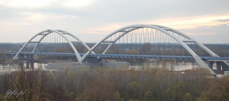 Widok na budowę nowego mostu drogowego w Toruniu wraz z drogami dojazdowymi; zespół projektowy: Arcadis Profil Sp. z o.o., Pont-Projekt Sp. z o.o., Kontrakt Biuro Projektowo-Konsultingowe Sp. z o.o., Damart Biuro Inżynierskie Sp. z o.o.; foto: AF